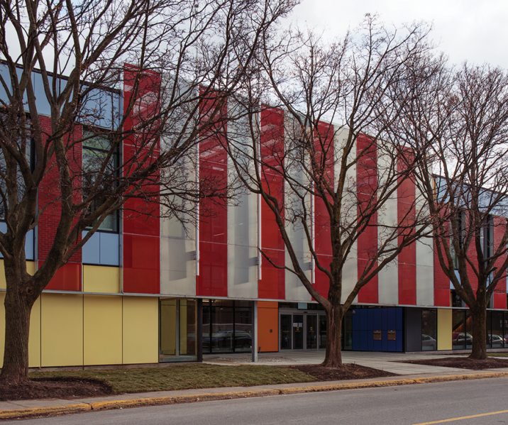 The rhythmic pattern of red stripes continues around the building, modulating to reflect changing interior and ground conditions. Photo: ALAIN LAFOREST